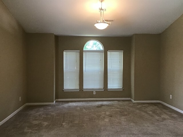 Building Photo - 101 Two Gait Ln