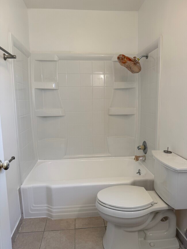 Baño - 116 N Belmont St