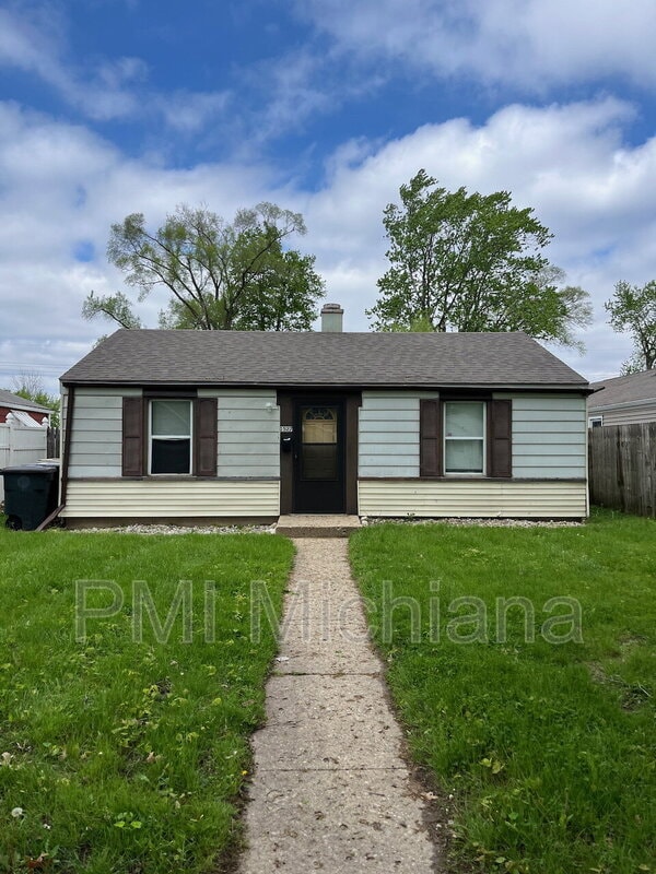 Building Photo - 1527 E Fox St