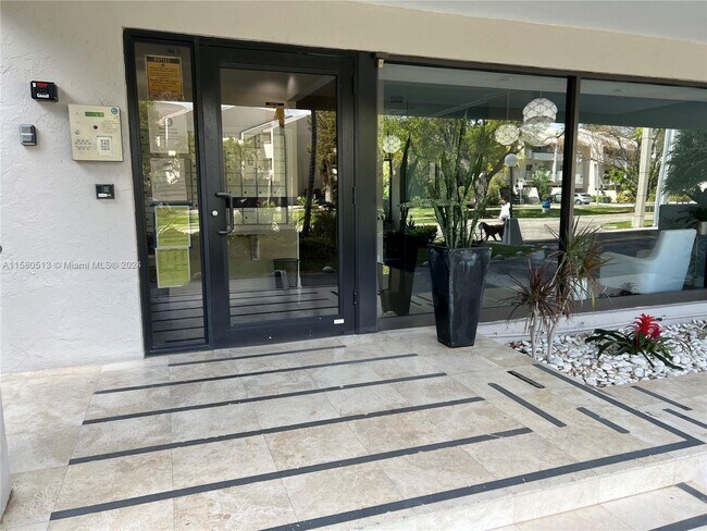 Foto del edificio - 2500 Northeast 135th Terrace Apt #B506, No...