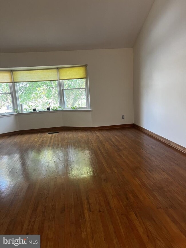 Building Photo - 9865 Jeanes St