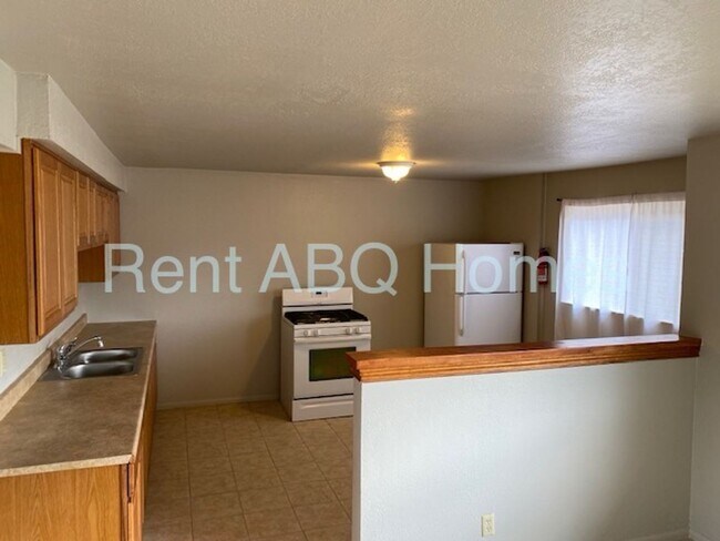 Foto del edificio - 1,100 sq ft 3 Bedroom, 1 Bath Family Home