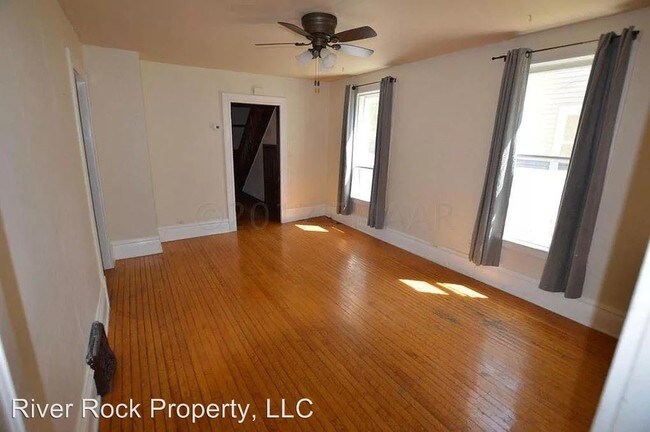 Building Photo - 822 10th Ave N
