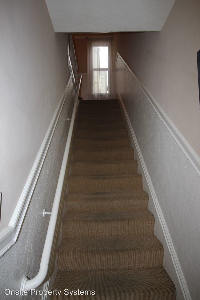 Foto del edificio - 3 br, 1.5 bath Apartment - 166 Carl Street