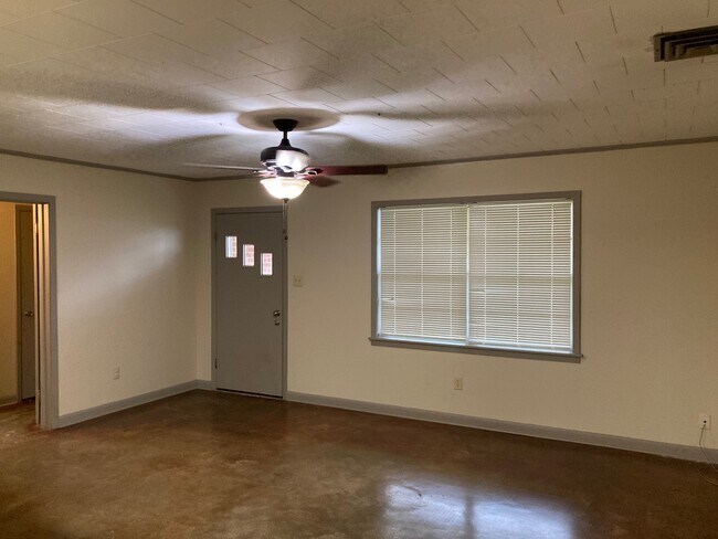 Building Photo - 113 Redwood Dr