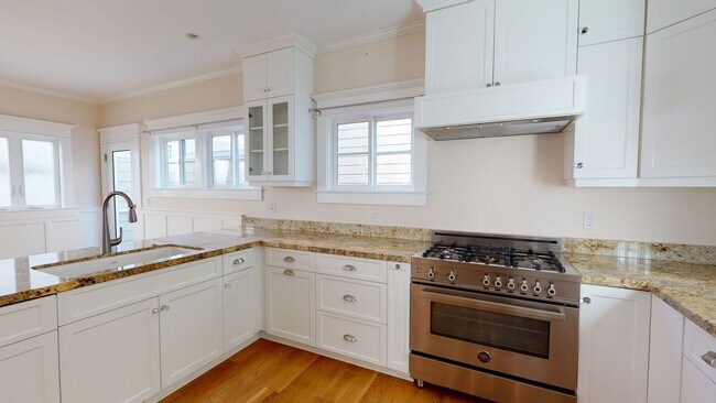Foto del edificio - Updated and Spacious Coronado Townhome Ava...