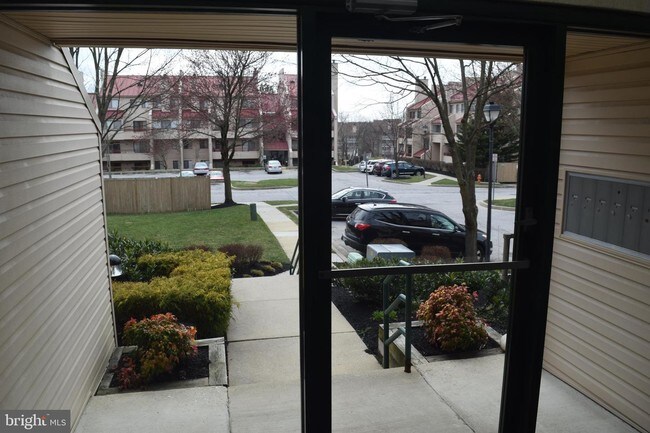 Building Photo - 8015 Valley Manor Rd