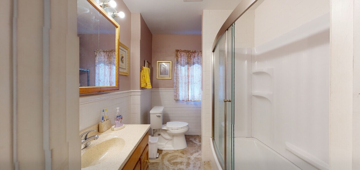 Building Photo - 17 Holman St