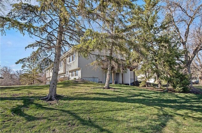 Building Photo - 3 Bedroom 2 Bath Townhome with 2 Ensuite B...
