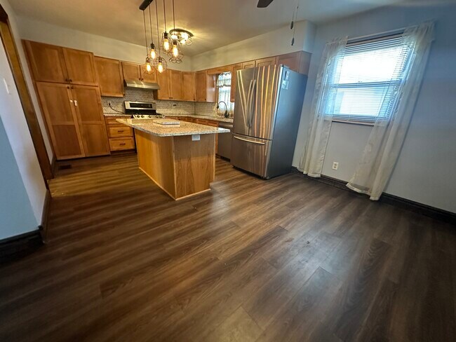 Building Photo - 212 Hendricks Cir