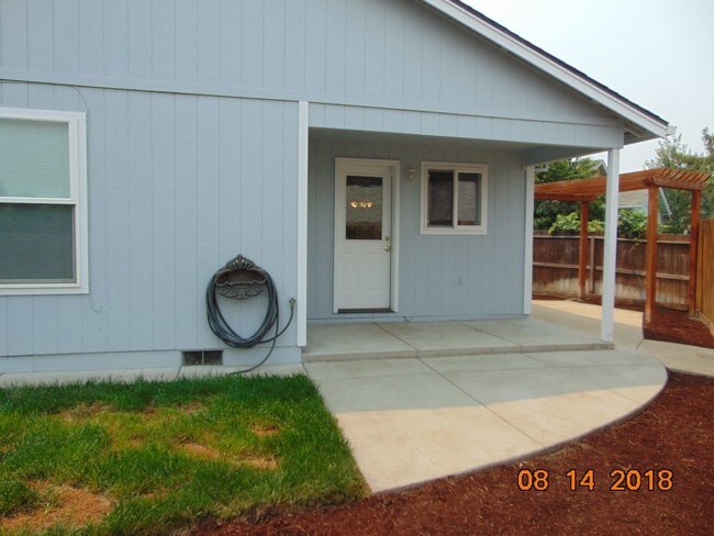 Building Photo - Northwest Medford 3-bedroom Home