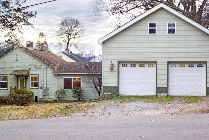 Primary Photo - Charming North Hills Garage Studio Apartment