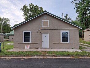 Building Photo - 1306 Iowa Ave