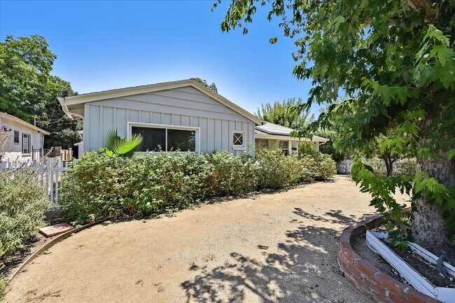 Building Photo - 10904 Zelzah Ave