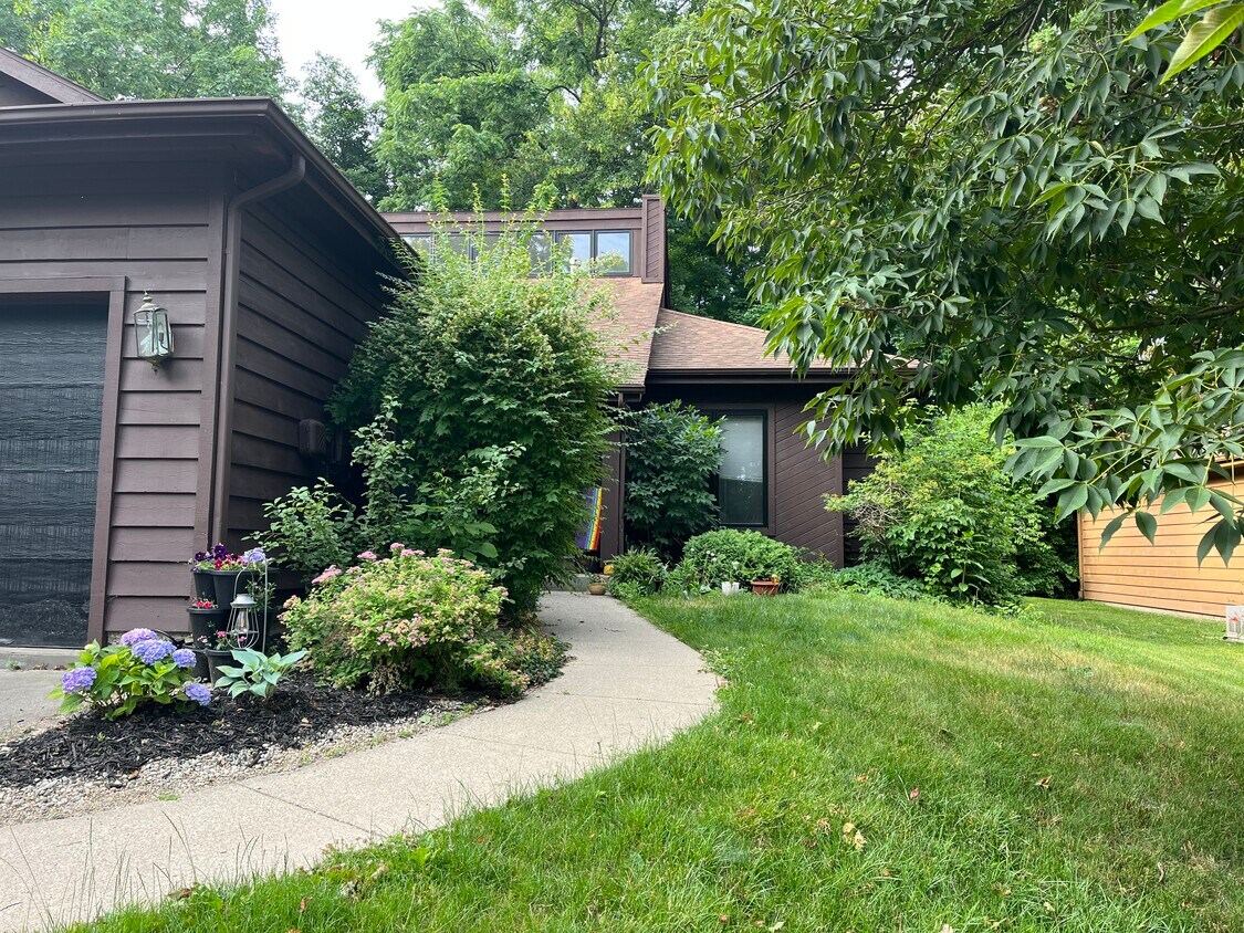 Foto principal - 2137 Versailles Village Pl