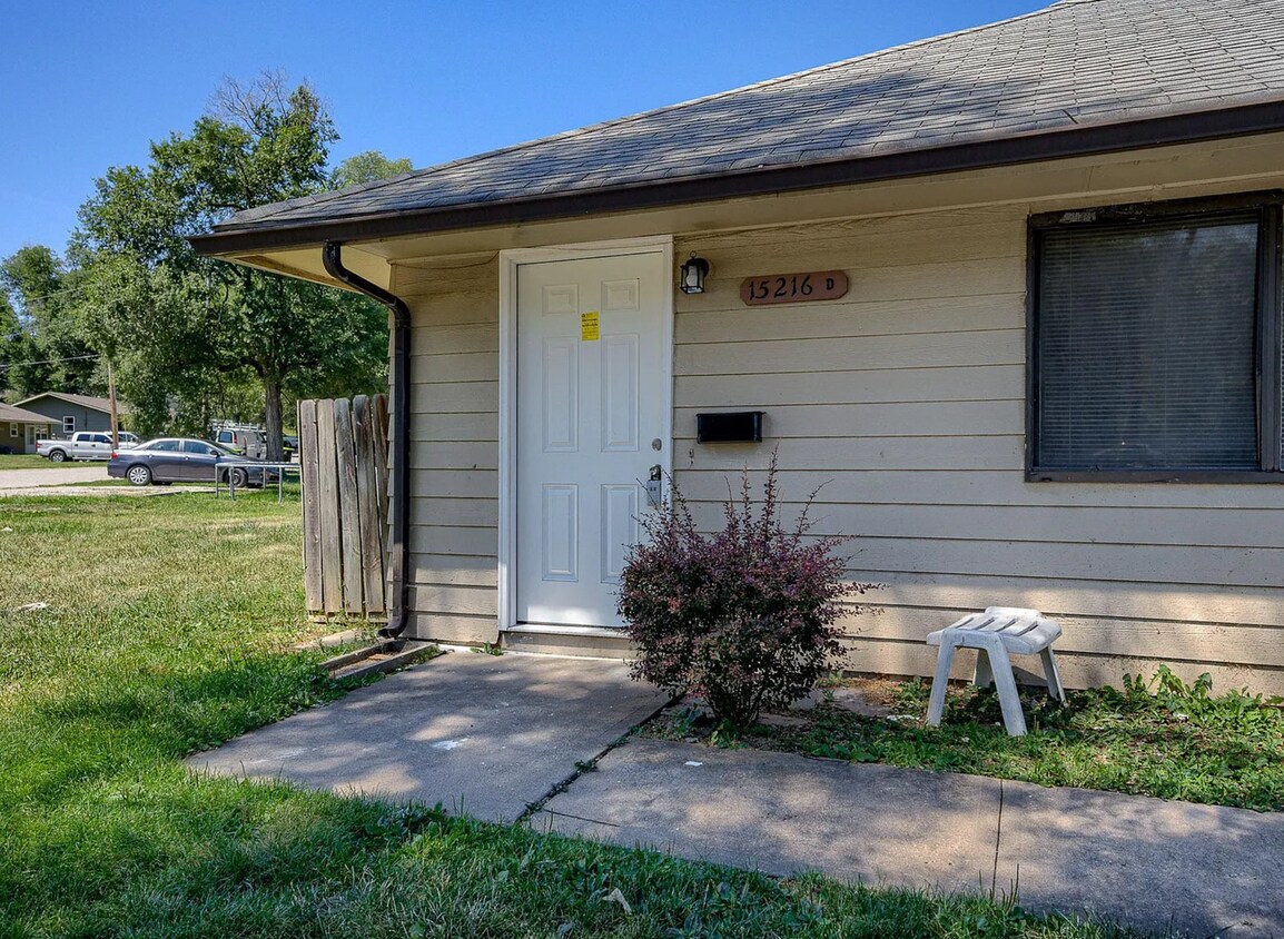 Foto principal - 15216 Bellaire Ave