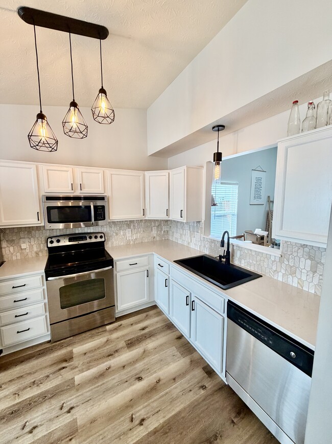 Foto del edificio - 3230 Monterey Dr