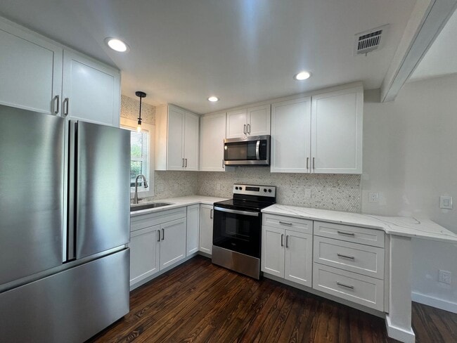 Foto del edificio - ANNUAL ** $1,600/month ** 3/4 Mile from Su...