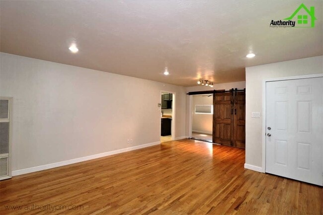 Building Photo - 2413 Ramona Pl