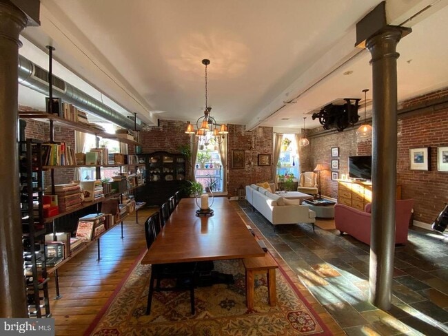 Building Photo - 828 N Hancock St