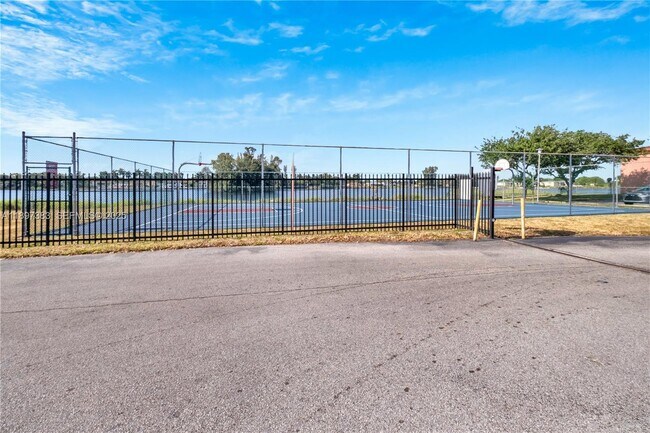 Foto del edificio - 2020 NW 119th St