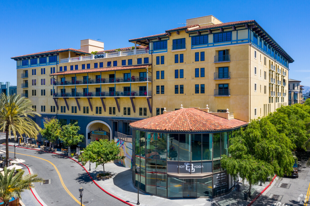 are dogs allowed in santana row town houses