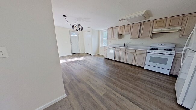 Building Photo - Newly Remodeled 2-Bedroom Second-Floor Apartment