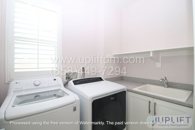 Building Photo - BEAUTIFUL 3 BED 2.5 BATH WITH PERSONAL SPA...