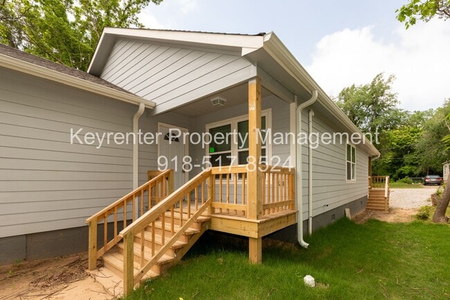 Building Photo - 4 Bedroom 2 Bath + Updated