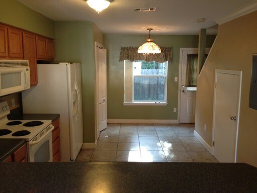 Building Photo - Great 2 Bedroom Townhouse In Niceville