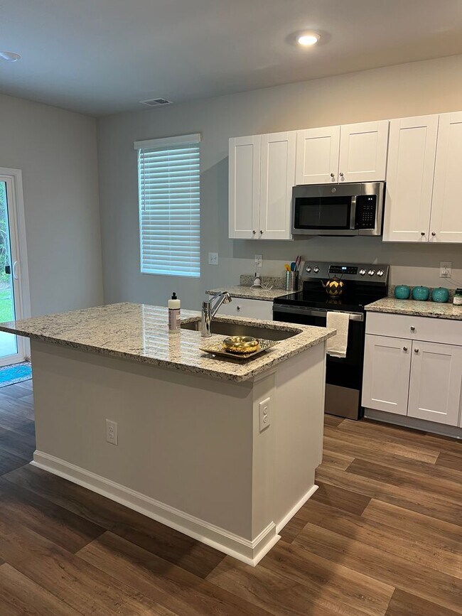 Building Photo - Brand New Home in Waterway Commons – 4BR /...