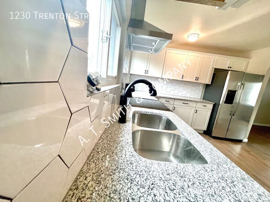 Foto del edificio - 1230 Trenton St