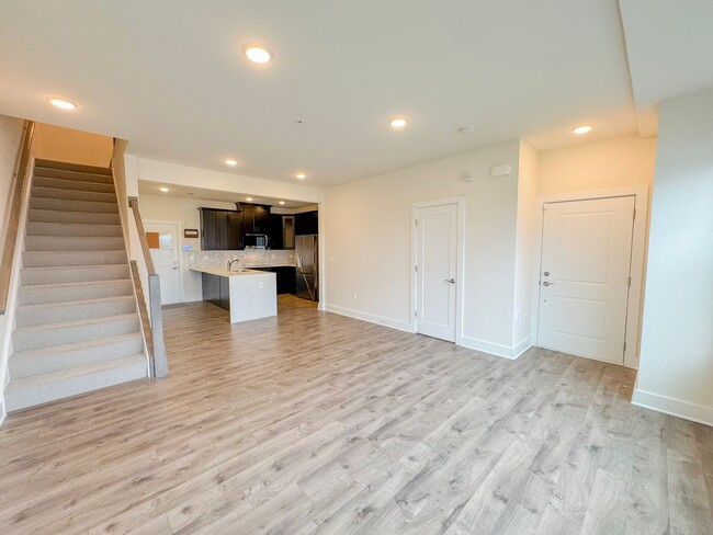 Building Photo - Modern 2 Bed 2.5 Bath Townhome with Den & ...