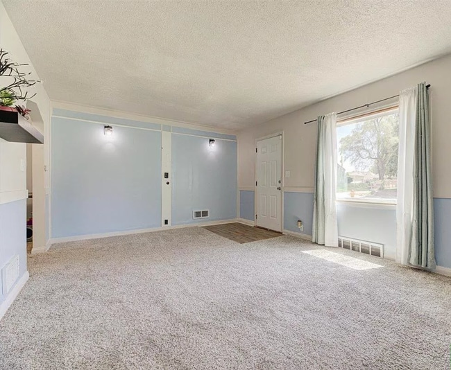 Building Photo - Cozy 2 Bedroom!!