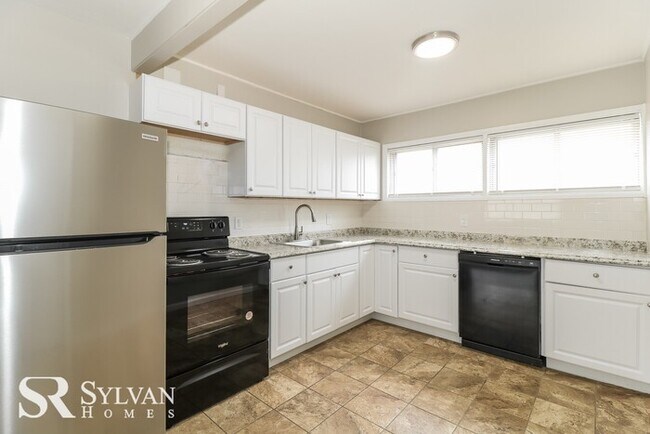 Foto del edificio - Renovated 4BR 2BA home is ready for new re...