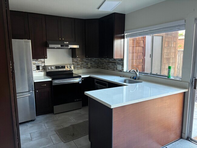 Cocina con estufa nueva - 4128 Ravenwood Pl