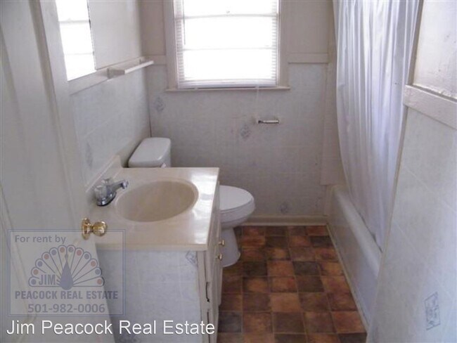 Building Photo - 3 br, 1 bath House - 213 Warren Street