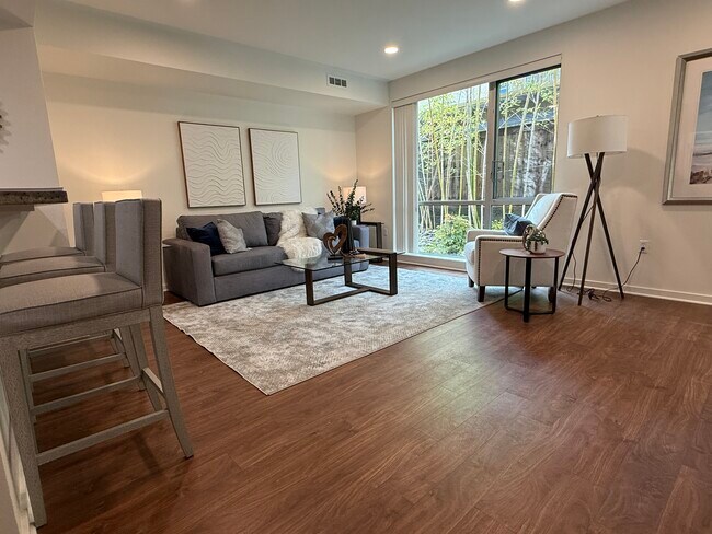 Un salón amplio y acogedor. - 1655 N California Blvd