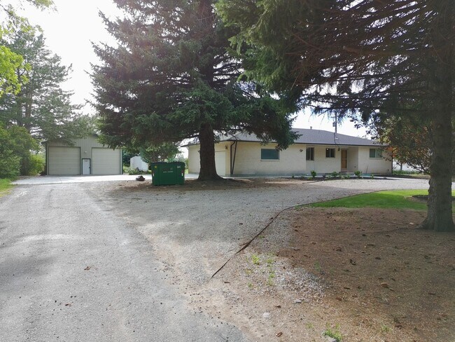 Foto del edificio - 5 Bedrooms | 2 Full Baths | 1 Acre | Shop