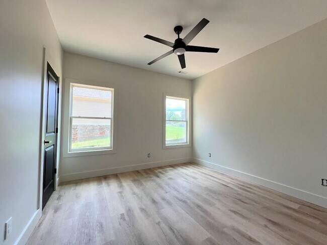 Building Photo - 163 Rias Way