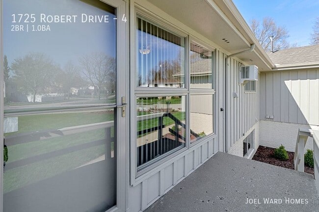 Building Photo - Two Bedroom Apt with Pool and Garage