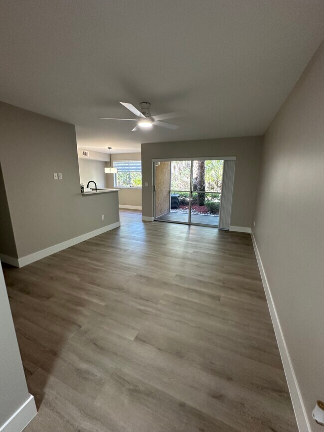 Building Photo - 1865 Florida Club Dr