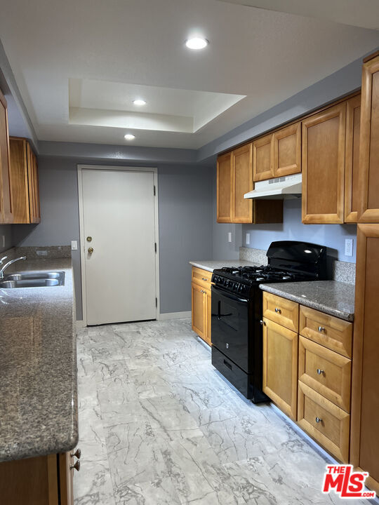 Foto del edificio - 7639 Kester Ave