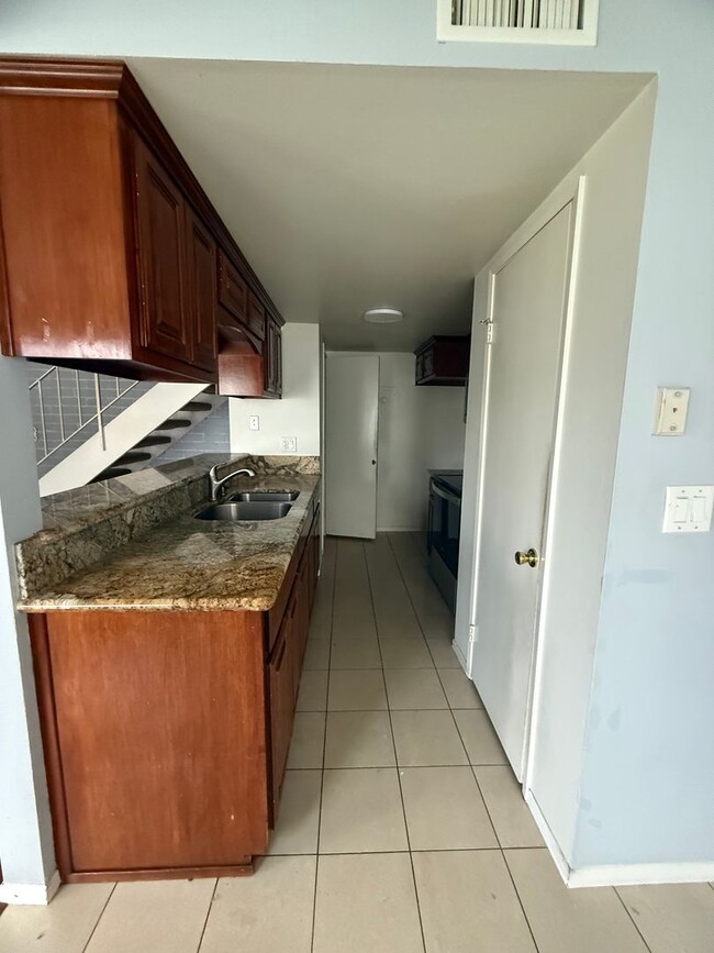 Building Photo - Newbury Park Condo - Two Bedroom one bath ...