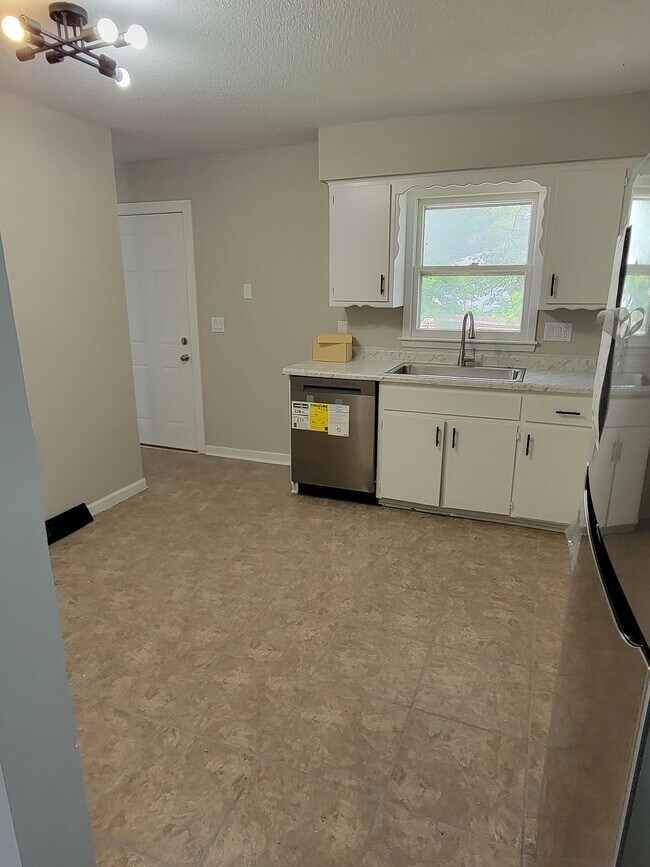 Building Photo - 1208 Watrous Ave
