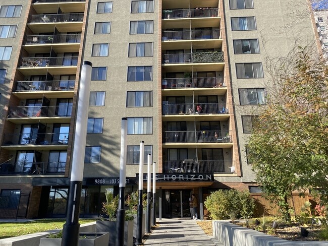 Building Photo - 9808-9808-103 103 St NW