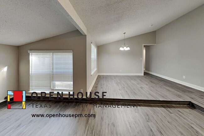 Building Photo - 4701 Crestmont Ct, Arlington