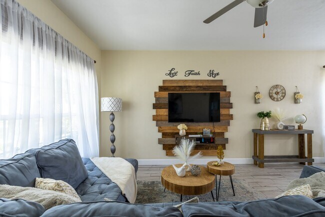 Building Photo - Spacious 3BR/2BA Home with Open Layout, Is...