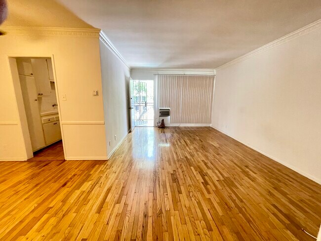 Foto del edificio - 1206 N Hayworth Ave