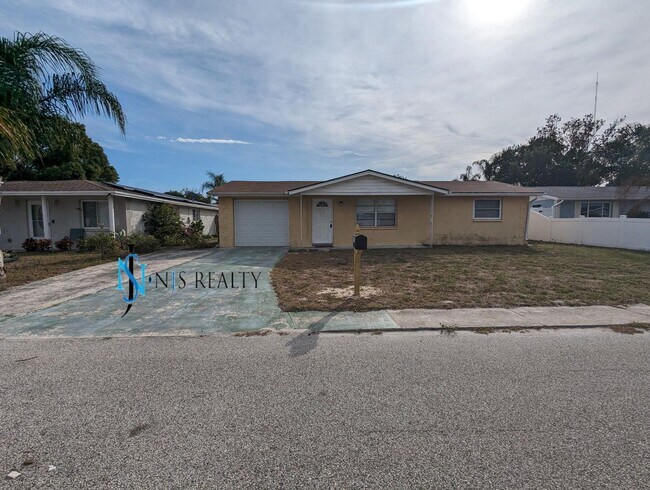 Foto del edificio - PRICE REDUCED 2/1/1 1000 Sq. Ft. with tile...